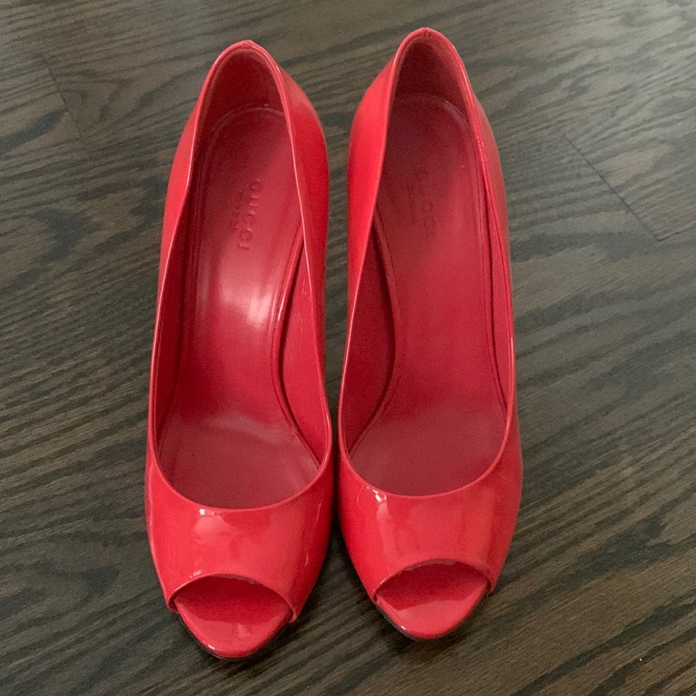 GUCCI Coral Patent Leather Open Toe Pumps